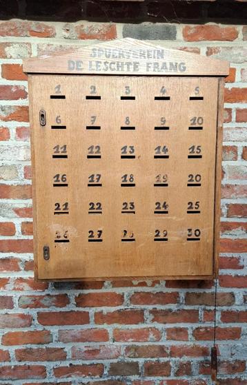 Oude spaarkas/vintage café kast beschikbaar voor biedingen