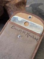 WWII US metal pocket mirror "Ernest M.Kroher", Ophalen of Verzenden, Landmacht, Amerika, Embleem of Badge