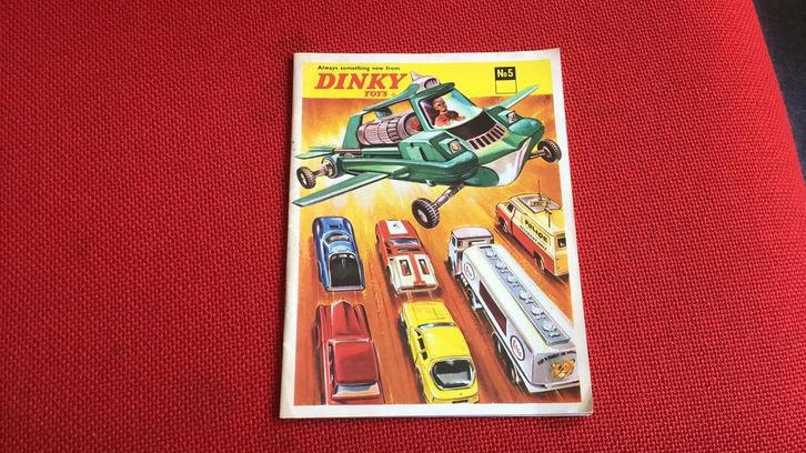 DINKY TOYS FOLDER CATALOGUS MINT 32 PAGINA IN VITRINE ? ! ?, Hobby en Vrije tijd, Modelauto's | 1:43, Nieuw, Overige typen, Dinky Toys