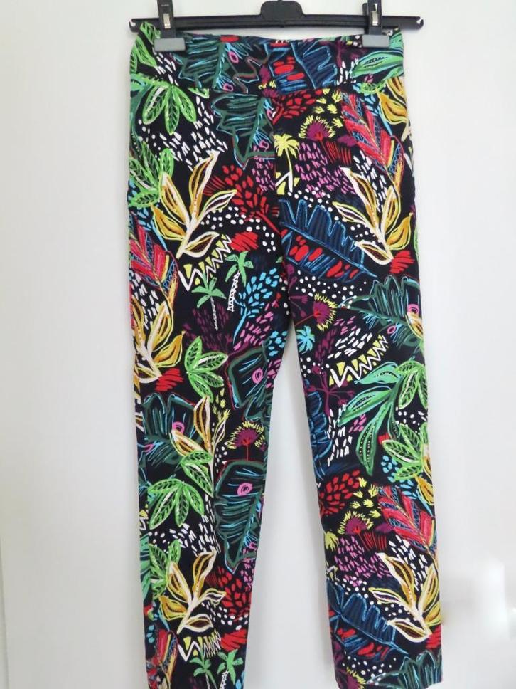 Joseph Ribcoff, Fleurige broek op zwarte ondergrond mt 42, Kleding | Dames, Broeken en Pantalons, Zo goed als nieuw, Maat 42/44 (L)