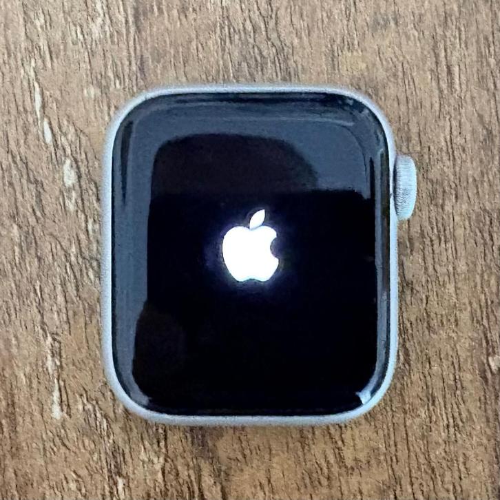 Apple Watch SE (2020), 40mm zilverkleurig, Sieraden, Tassen en Uiterlijk, Smartwatches, Gebruikt, iOS, Zilver, Calorieverbanding