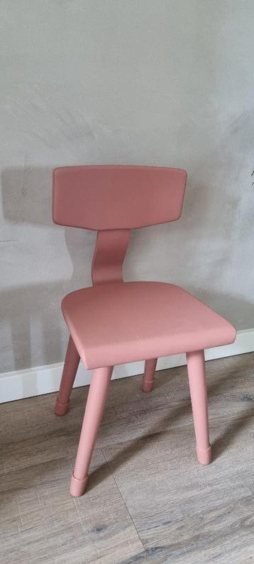 Kinderstoeltje oud gerestyled in terra kleur beschikbaar voor biedingen