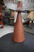 Tafellamp in klassieke stijl metaal houtlook geplooid glas, Ophalen of Verzenden, Zo goed als nieuw, Glas, 50 tot 75 cm