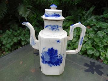 Oosters schenkkannetje, hoekig blauw wit theepotje, wijnkan beschikbaar voor biedingen