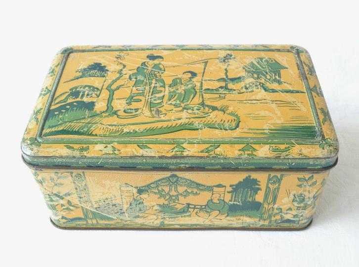 Antiek rechthoekig blik / Koektrommel met geel Japans decor, Verzamelen, Blikken, Gebruikt, Koek(jes), Overige merken, Ophalen of Verzenden
