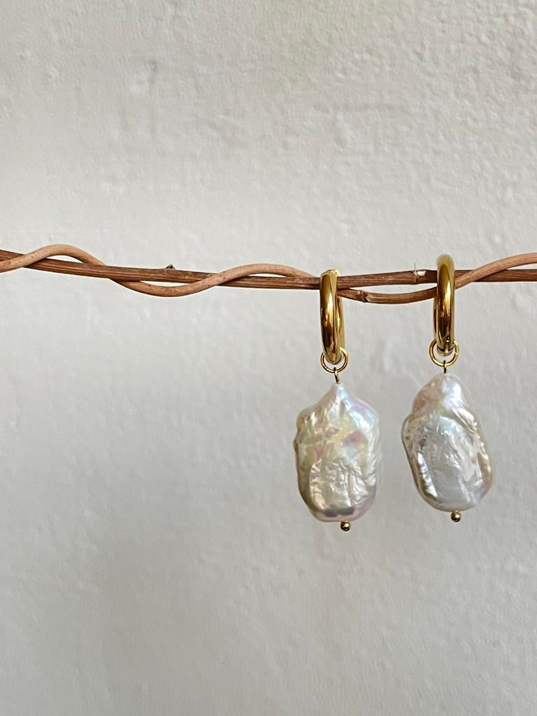 Barokparel aan creolen/ oorringen, Sieraden, Tassen en Uiterlijk, Oorbellen, Hangers, Overige kleuren, Nieuw, Ophalen of Verzenden