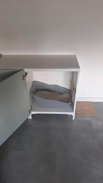 Kattenbakkast beschikbaar voor biedingen