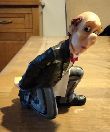 mooie knielende man beschikbaar voor biedingen