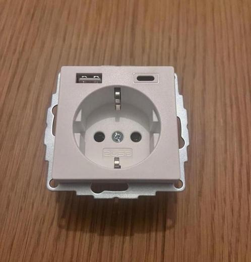 Inbouw stopcontact 2USB wit mat NIEUW, Doe-het-zelf en Verbouw, Elektra en Kabels, Nieuw, Stopcontact, Ophalen of Verzenden