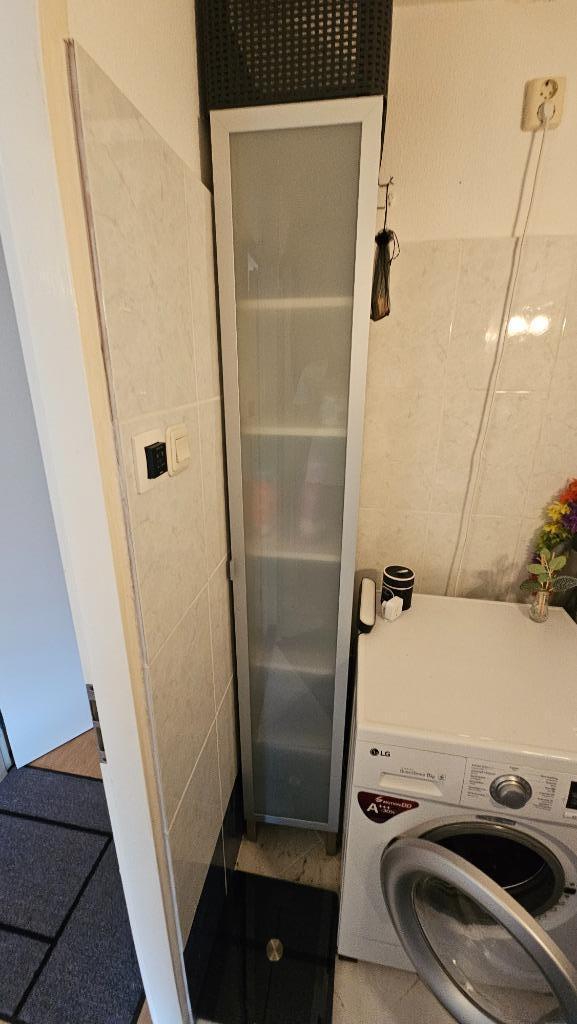 Hoge/smalle Ikea badkamerkast, Huis en Inrichting, Badkamer | Badkamermeubels, (Half)hoge kast, 150 tot 200 cm, Minder dan 50 cm