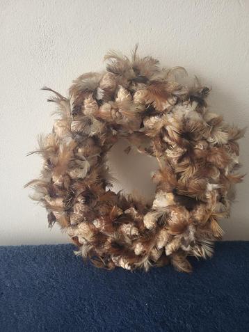 mooie krans van schelpen en veertjes zie foto's beschikbaar voor biedingen