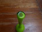 Rank vintage opaline vaasje in groen, Antiek en Kunst, Antiek | Glas en Kristal, Ophalen of Verzenden