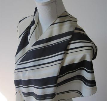 Basler, shawl van zijde (z.g.a.n.) beschikbaar voor biedingen