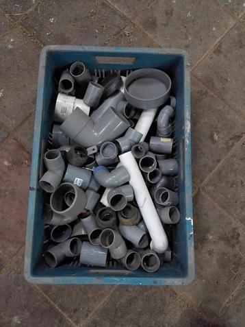Krat vol PVC hulpstukken 32 & 40 mm beschikbaar voor biedingen