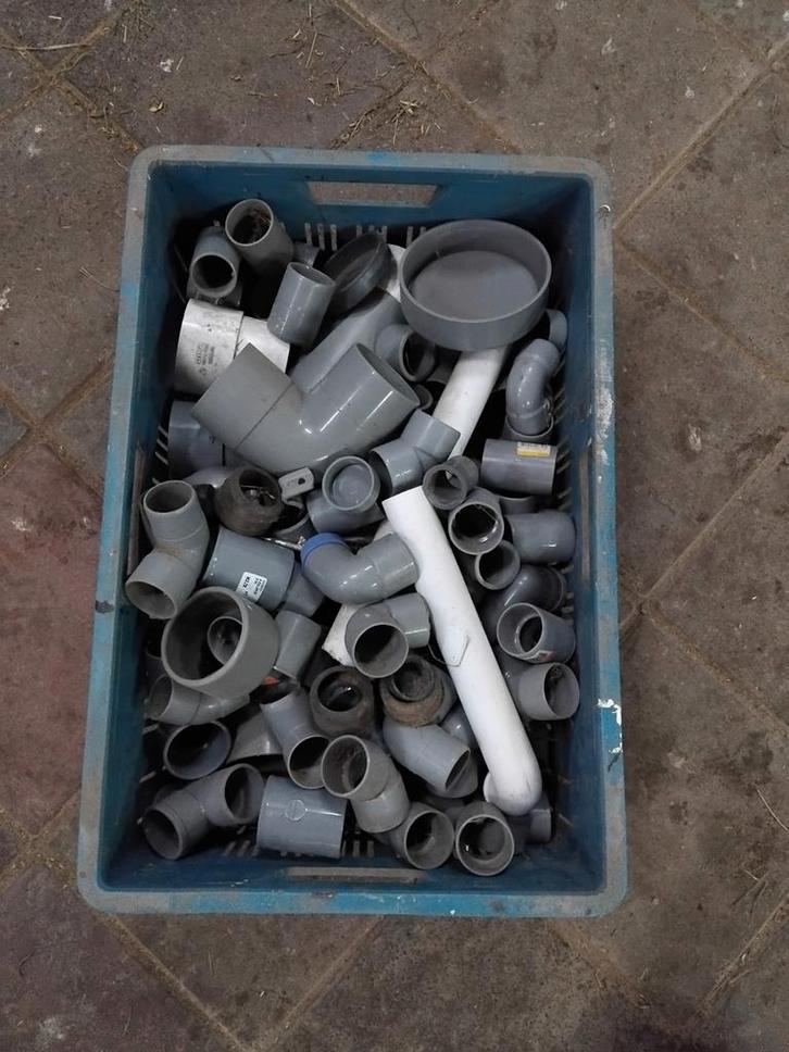 Krat vol PVC hulpstukken 32 & 40 mm, Doe-het-zelf en Verbouw, Buizen en Afvoer, Nieuw, Bochten, Pvc, Minder dan 2 meter, 80 mm of meer