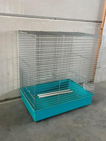 Ruime vogelkooi - magazijnopruiming beschikbaar voor biedingen