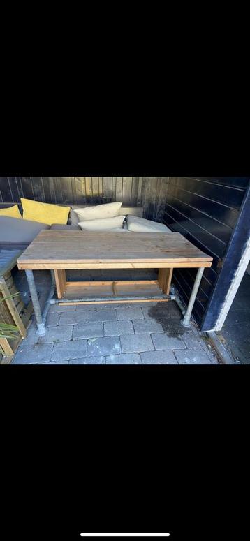 Buiten tafel  beschikbaar voor biedingen