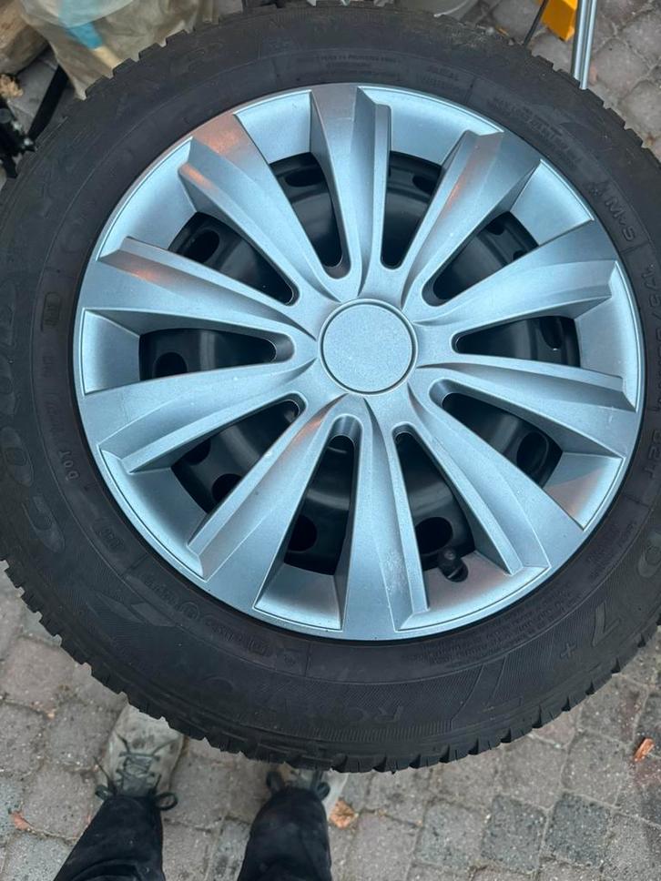 Winterbanden set met wieldoppen wielbouten en standaard, Auto diversen, Wieldoppen, Ophalen