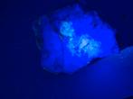 Groot handstuk fluoriet met fluoriet xx. Blauw onder UV lamp, Ophalen of Verzenden