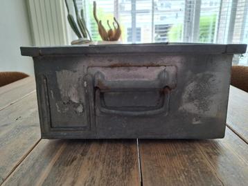 Vintage metalen industrie bak beschikbaar voor biedingen