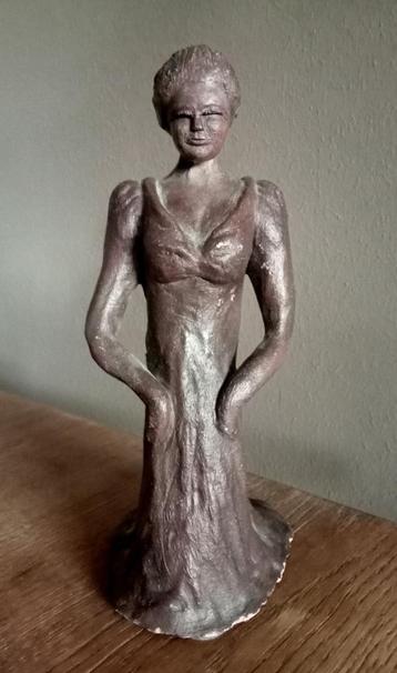 TERRACOTTA VROUWENBEELD beschikbaar voor biedingen