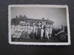 Kleine foto: Groep jonge vrouwen, bij / zittend op oude bus, Verzamelen, Gebruikt, Foto, Ophalen of Verzenden, Voor 1940