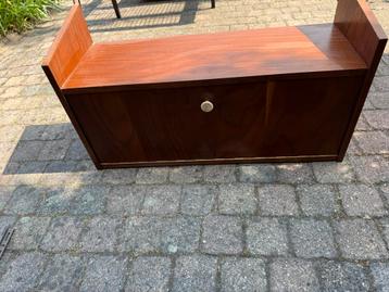 Houten Hangkastje met klep beschikbaar voor biedingen