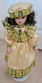 Porseleinen klasieke verzamel pop met hoed op standaard, Verzamelen, Poppen, Ophalen of Verzenden, Zo goed als nieuw, Pop