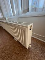 Radiator nieuwstaat compleet met consolen en kraan, Doe-het-zelf en Verbouw, Verwarming en Radiatoren, Ophalen, 30 tot 80 cm, Radiator