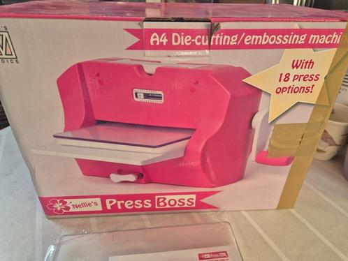 Press Boss stansmachine met heel veel mallen., Hobby en Vrije tijd, Kaarten | Zelf maken, Zo goed als nieuw, Overige typen, Overige thema's
