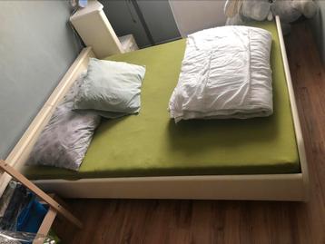 Mooie bed met bodem kleur wit, maat 180x200 cm 