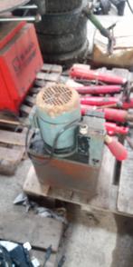 Hydrauliek pomp.  Met 2 stuur ventielen. 380 volt, Doe-het-zelf en Verbouw, Ophalen, Zo goed als nieuw, 250 ampère of meer