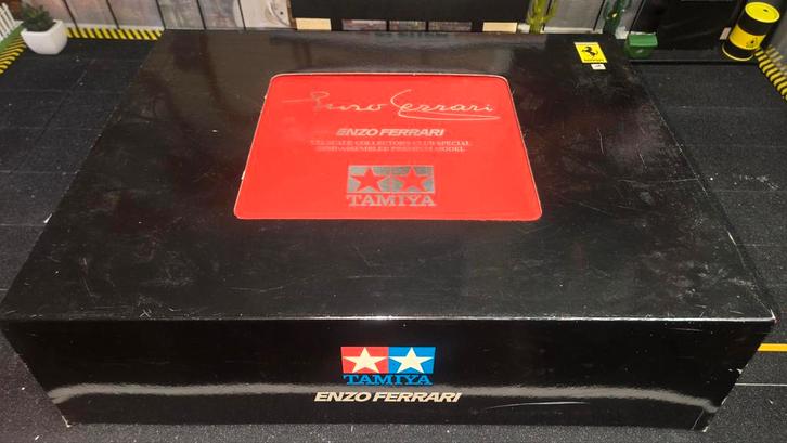 Tamiya Enzo Ferrari 1/12 Model - Collectors Club, Hobby en Vrije tijd, Modelauto's | 1:5 tot 1:12, Zo goed als nieuw, Auto, Ophalen of Verzenden