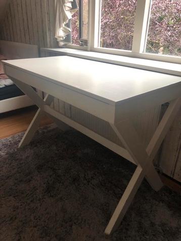 Hoog bureau beschikbaar voor biedingen