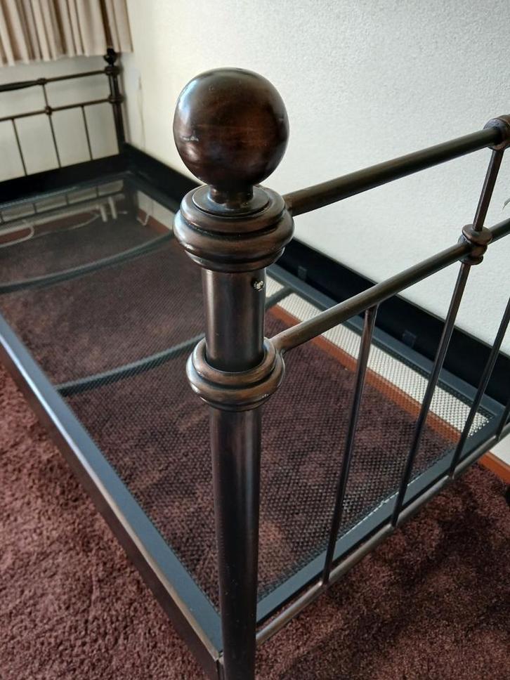 Metalen 1pers. bed met spiraalbodem, Huis en Inrichting, Slaapkamer | Bedden, Zo goed als nieuw, Eenpersoons, 90 cm, 210 cm, Metaal