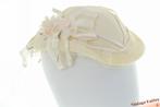 Vintage Trouwhoedje gebroken-wit sisal strik en voile 56-57, Kleding | Dames, Hoeden en Petten, Ophalen of Verzenden, Gedragen