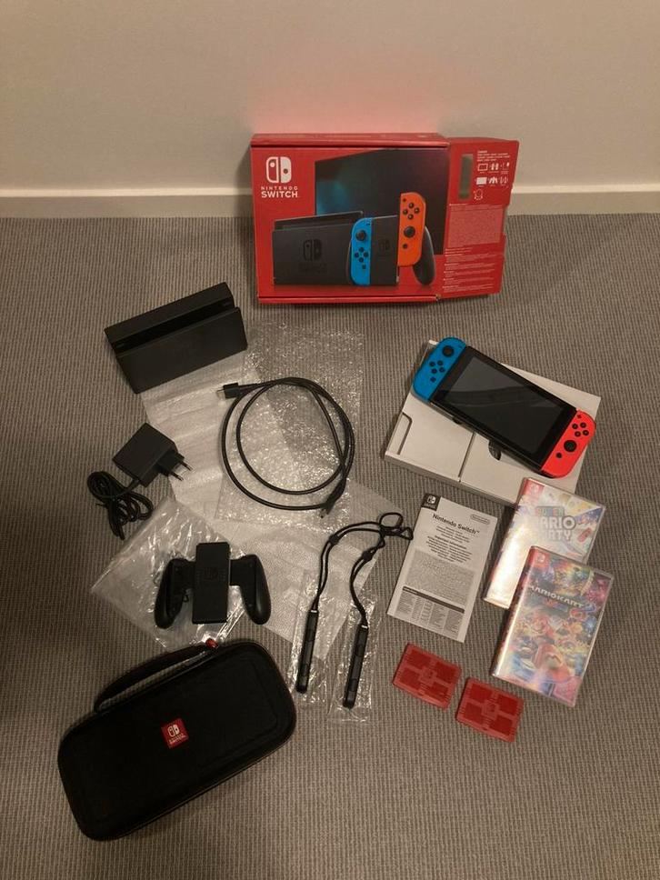 Nintendo Switch + beschermhoes en 2 spellen, Spelcomputers en Games, Spelcomputers | Nintendo Switch, Zo goed als nieuw, Switch Original