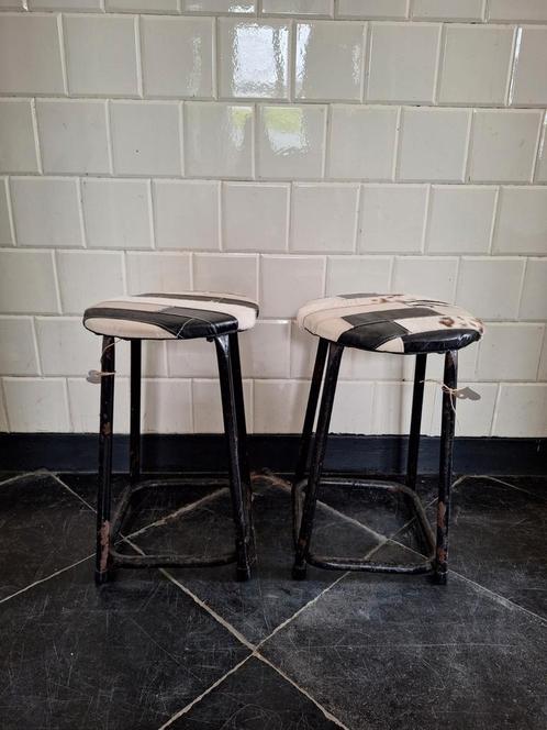Vintage kruk met patchwork lederen bekleding, rond krukje, Huis en Inrichting, Krukjes, Gebruikt, Staal, Ophalen of Verzenden