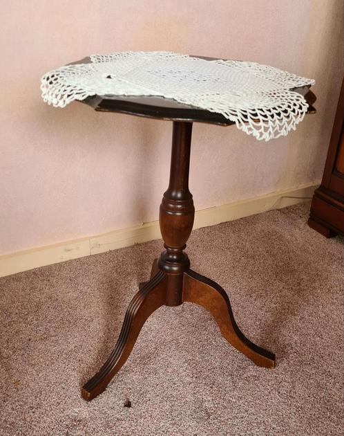 Klassiek bijzettafeltje/wijntafel met gehaakt kleedje., Antiek en Kunst, Antiek | Meubels | Tafels, Ophalen of Verzenden
