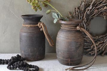 Oude houten Himachal pot Nepalese kruik (rechts) beschikbaar voor biedingen