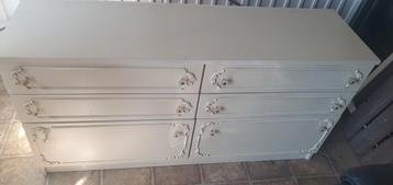 Dressoir met twee nachtkastjes.