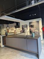 Kvik showroomkeuken - 50% afgeprijsd - inc. apparatuur., Huis en Inrichting, Ophalen, Hoekkeuken, Nieuw, Grijs