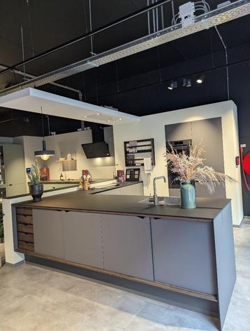 Kvik showroomkeuken - 60 % afgeprijsd - inc. apparatuur. beschikbaar voor biedingen