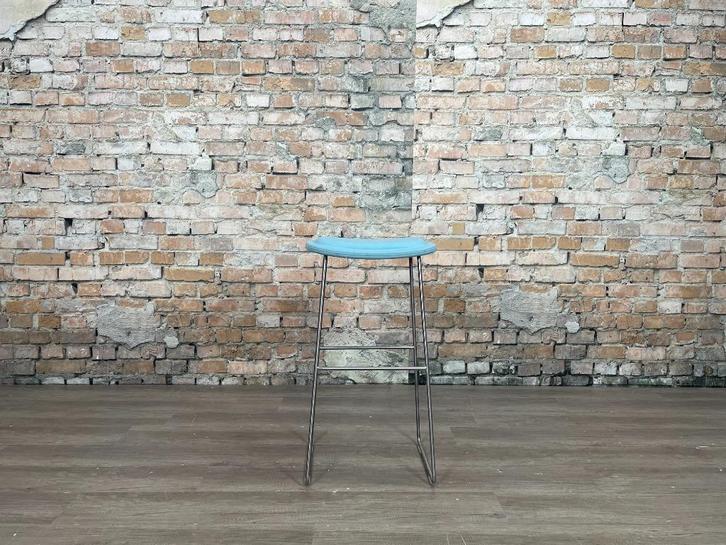 Cappellini Hi Pad Stool lichtblauw bij TheReSales, Huis en Inrichting, Barkrukken, Zo goed als nieuw, 60 tot 90 cm, Metaal, 1 kruk