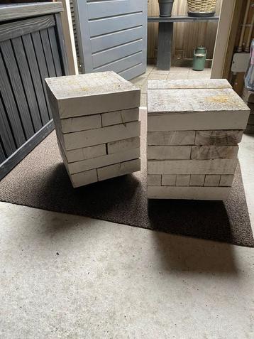Twee witte tafeltjes met wieltjes beschikbaar voor biedingen