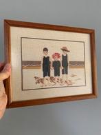 Vintage schilderij borduursel kinderen aan zee bruin, Minder dan 50 cm, Overige typen, Ophalen of Verzenden, Zo goed als nieuw