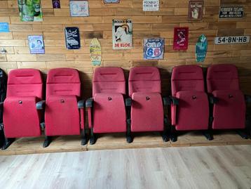 6 stuks bioscoop stoelen (per 2 op houten voet) beschikbaar voor biedingen