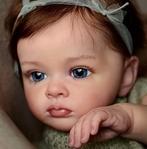 Prachtige pop in prachtige groene outfit  55.88cm met stoffe, Ophalen of Verzenden, Zo goed als nieuw, Pop