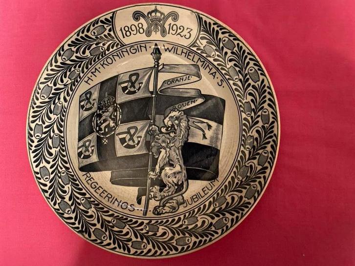 Wilhelmina Jubileum Wandbord Petrus Regout, Antiek en Kunst, Antiek | Wandborden en Tegels, Ophalen of Verzenden