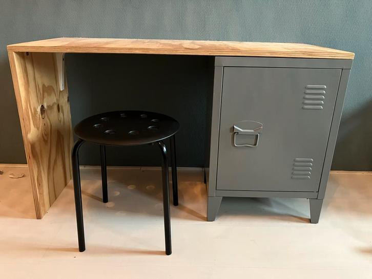 Hip peuter/kleuter bureau, Huis en Inrichting, Bureaus, Gebruikt, Bureau, Ophalen